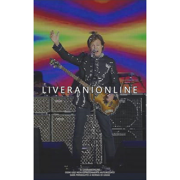(1731115dg) Sir Paul McCartney The Queen\'s Diamond Jubilee, Concert at Buckingham Palace, London, Britain - 04 Jun 2012 ©photoshot/AGENZIA ALDO LIVERANI SAS - ITALY ONLY - REALI INGLESI: La Regina Elisabetta II d\'inghilterra e la famiglia reale durante le celebrazioni del Giubileo di diamante