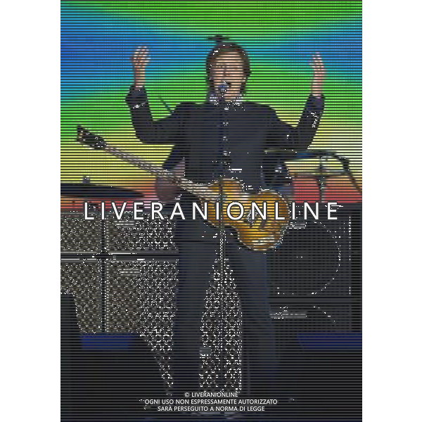 (1731115df) Sir Paul McCartney The Queen\'s Diamond Jubilee, Concert at Buckingham Palace, London, Britain - 04 Jun 2012 ©photoshot/AGENZIA ALDO LIVERANI SAS - ITALY ONLY - REALI INGLESI: La Regina Elisabetta II d\'inghilterra e la famiglia reale durante le celebrazioni del Giubileo di diamante