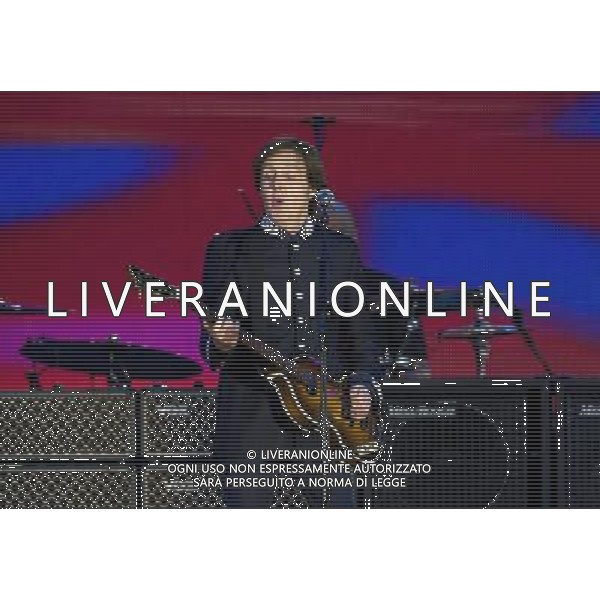 (1731115dc) Sir Paul McCartney The Queen\'s Diamond Jubilee, Concert at Buckingham Palace, London, Britain - 04 Jun 2012 ©photoshot/AGENZIA ALDO LIVERANI SAS - ITALY ONLY - REALI INGLESI: La Regina Elisabetta II d\'inghilterra e la famiglia reale durante le celebrazioni del Giubileo di diamante