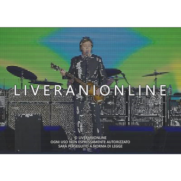 (1731115db) Sir Paul McCartney The Queen\'s Diamond Jubilee, Concert at Buckingham Palace, London, Britain - 04 Jun 2012 ©photoshot/AGENZIA ALDO LIVERANI SAS - ITALY ONLY - REALI INGLESI: La Regina Elisabetta II d\'inghilterra e la famiglia reale durante le celebrazioni del Giubileo di diamante