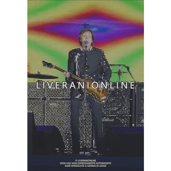(1731115dd) Sir Paul McCartney The Queen\'s Diamond Jubilee, Concert at Buckingham Palace, London, Britain - 04 Jun 2012 ©photoshot/AGENZIA ALDO LIVERANI SAS - ITALY ONLY - REALI INGLESI: La Regina Elisabetta II d\'inghilterra e la famiglia reale durante le celebrazioni del Giubileo di diamante
