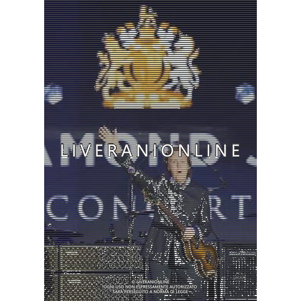 (1731115da) Sir Paul McCartney The Queen\'s Diamond Jubilee, Concert at Buckingham Palace, London, Britain - 04 Jun 2012 ©photoshot/AGENZIA ALDO LIVERANI SAS - ITALY ONLY - REALI INGLESI: La Regina Elisabetta II d\'inghilterra e la famiglia reale durante le celebrazioni del Giubileo di diamante