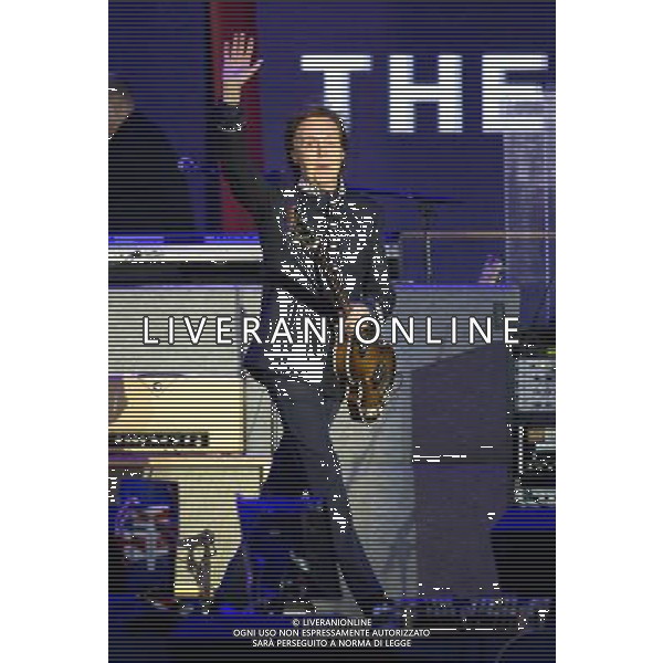 (1731115cz) Sir Paul McCartney The Queen\'s Diamond Jubilee, Concert at Buckingham Palace, London, Britain - 04 Jun 2012 ©photoshot/AGENZIA ALDO LIVERANI SAS - ITALY ONLY - REALI INGLESI: La Regina Elisabetta II d\'inghilterra e la famiglia reale durante le celebrazioni del Giubileo di diamante