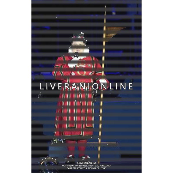 (1731115cx) Peter Kay The Queen\'s Diamond Jubilee, Concert at Buckingham Palace, London, Britain - 04 Jun 2012 ©photoshot/AGENZIA ALDO LIVERANI SAS - ITALY ONLY - REALI INGLESI: La Regina Elisabetta II d\'inghilterra e la famiglia reale durante le celebrazioni del Giubileo di diamante