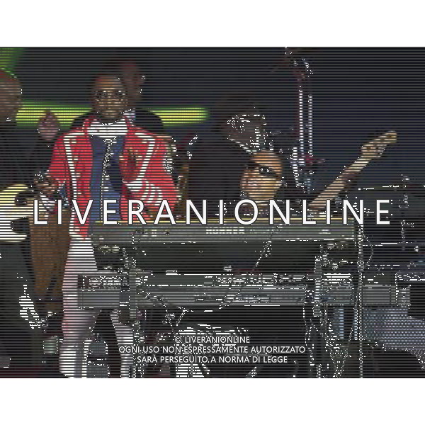 (1731115cu) Will.i.am and Stevie Wonder The Queen\'s Diamond Jubilee, Concert at Buckingham Palace, London, Britain - 04 Jun 2012 ©photoshot/AGENZIA ALDO LIVERANI SAS - ITALY ONLY - REALI INGLESI: La Regina Elisabetta II d\'inghilterra e la famiglia reale durante le celebrazioni del Giubileo di diamante