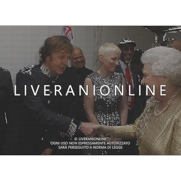 Queen Elizabeth II meets Sir Paul McCartney backstage at The Diamond Jubilee Concert outside Buckingham Palace, London. Picture date: Monday June 4 , 2012. ©photoshot/AGENZIA ALDO LIVERANI SAS - ITALY ONLY - REALI INGLESI: La Regina Elisabetta II d\'inghilterra e la famiglia reale durante le celebrazioni del Giubileo di diamante