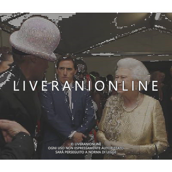 Queen Elizabeth II meets Grace Jones and Rob Brydon backstage at The Diamond Jubilee Concert outside Buckingham Palace, London. Picture date: Monday June 4 , 2012. ©photoshot/AGENZIA ALDO LIVERANI SAS - ITALY ONLY - REALI INGLESI: La Regina Elisabetta II d\'inghilterra e la famiglia reale durante le celebrazioni del Giubileo di diamante