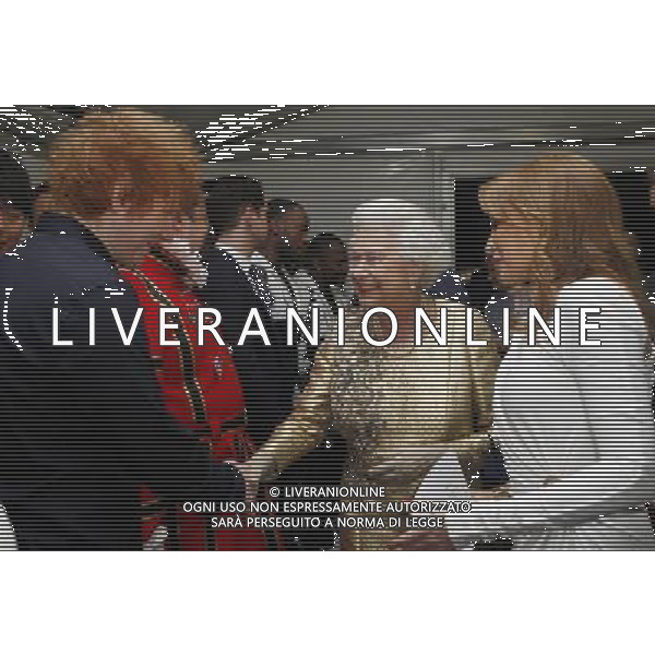 Queen Elizabeth II meets Ed Sheeran backstage at The Diamond Jubilee Concert outside Buckingham Palace, London. Picture date: Monday June 4 , 2012. ©photoshot/AGENZIA ALDO LIVERANI SAS - ITALY ONLY - REALI INGLESI: La Regina Elisabetta II d\'inghilterra e la famiglia reale durante le celebrazioni del Giubileo di diamante