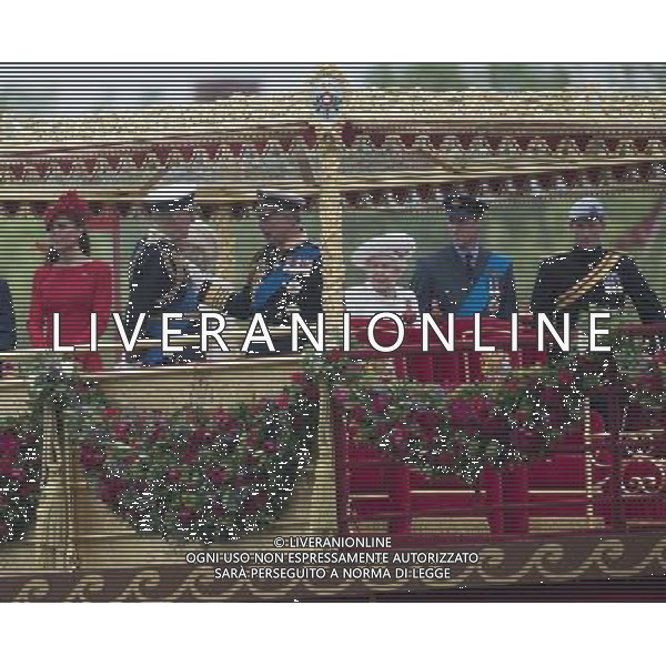 River Pageant....Diamond Jubilee River Pageant Pic Shows HM The Queen and the Royal Party on the Spirit of Chartwell ©photoshot/AGENZIA ALDO LIVERANI SAS - ITALY ONLY - REALI INGLESI: La Regina Elisabetta II d\'inghilterra e la famiglia reale durante le celebrazioni del Giubileo di diamante