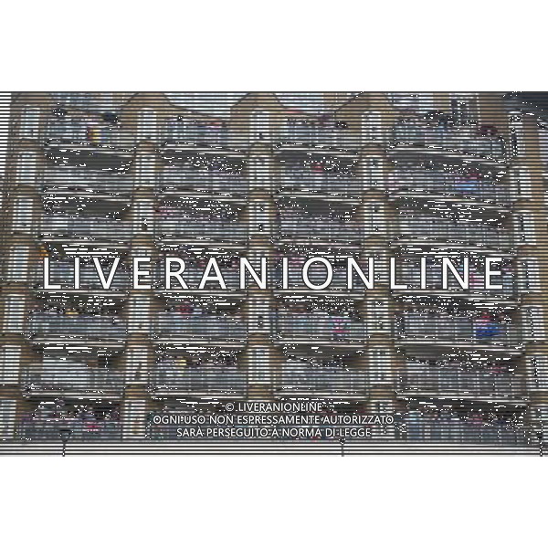 River Pageant....Diamond Jubilee River Pageant Pic Shows Public watching from their apartments ©photoshot/AGENZIA ALDO LIVERANI SAS - ITALY ONLY - REALI INGLESI: La Regina Elisabetta II d\'inghilterra e la famiglia reale durante le celebrazioni del Giubileo di diamante