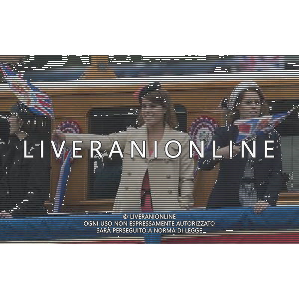 River Pageant....Diamond Jubilee River Pageant Pic Shows Princess Eugenie and Beatrice wave the flag ©photoshot/AGENZIA ALDO LIVERANI SAS - ITALY ONLY - REALI INGLESI: La Regina Elisabetta II d\'inghilterra e la famiglia reale durante le celebrazioni del Giubileo di diamante