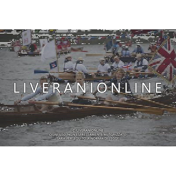 River Pageant....Diamond Jubilee River Pageant Pic Shows Helen Skelton and Ben Fogle rowing ©photoshot/AGENZIA ALDO LIVERANI SAS - ITALY ONLY - REALI INGLESI: La Regina Elisabetta II d\'inghilterra e la famiglia reale durante le celebrazioni del Giubileo di diamante