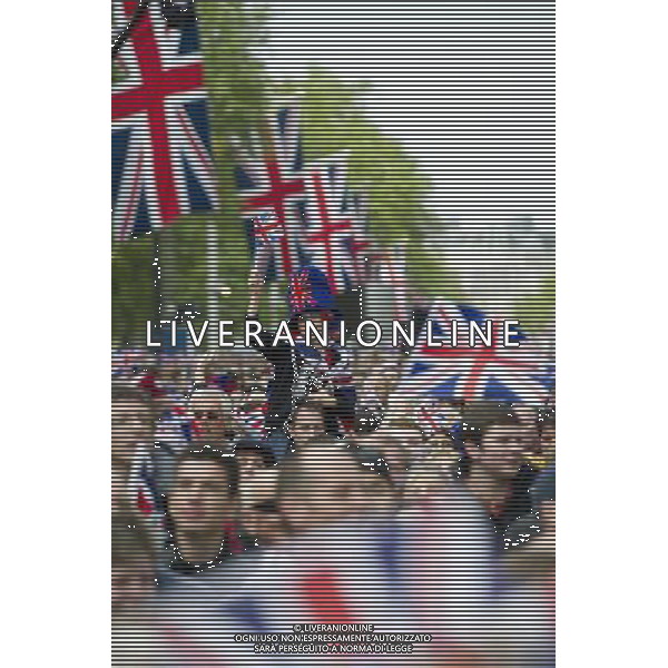  Queens Jubilee Celebrations General Views of celebration on the mall ©photoshot/AGENZIA ALDO LIVERANI SAS - ITALY ONLY - REALI INGLESI: La Regina Elisabetta II d\'inghilterra e la famiglia reale durante le celebrazioni del Giubileo di diamante