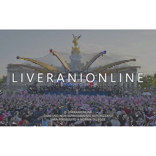  Queens Jubilee Celebrations General Views of cliff richard ©photoshot/AGENZIA ALDO LIVERANI SAS - ITALY ONLY - REALI INGLESI: La Regina Elisabetta II d\'inghilterra e la famiglia reale durante le celebrazioni del Giubileo di diamante