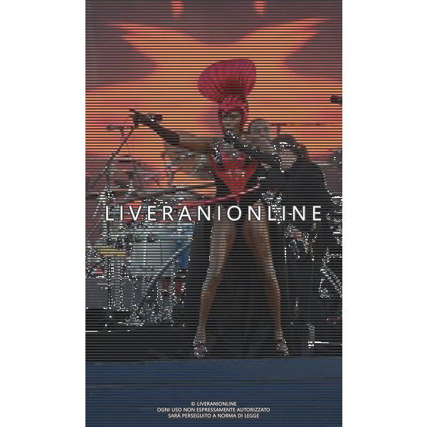  Queens Jubilee Celebrations General Views of Grace Jones ©photoshot/AGENZIA ALDO LIVERANI SAS - ITALY ONLY - REALI INGLESI: La Regina Elisabetta II d\'inghilterra e la famiglia reale durante le celebrazioni del Giubileo di diamante