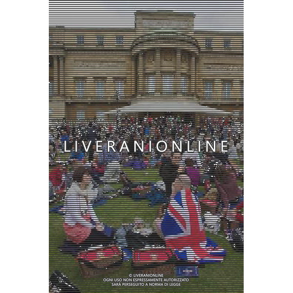  Date: 04/06/2012 Pictured: Fans enjoy their picnic in the gardens of Buckingham Palace Caption: Ten thousand people enjoy a picnic in the gardens at Buckingham Palace to mark the Queen\'s Diamond Jubilee. The lucky thousands won their place through a ballot system and will also enjoy the Jubilee concert featuring artists such as Stevie Wonder and Elton John. Westminster, London. ©photoshot/AGENZIA ALDO LIVERANI SAS - ITALY ONLY - REALI INGLESI: La Regina Elisabetta II d\'inghilterra e la famiglia reale durante le celebrazioni del Giubileo di diamante
