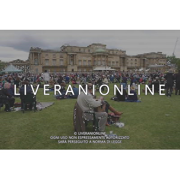  Date: 04/06/2012 Pictured: Fans enjoy their picnic in the gardens of Buckingham Palace Caption: Ten thousand people enjoy a picnic in the gardens at Buckingham Palace to mark the Queen\'s Diamond Jubilee. The lucky thousands won their place through a ballot system and will also enjoy the Jubilee concert featuring artists such as Stevie Wonder and Elton John. Westminster, London. ©photoshot/AGENZIA ALDO LIVERANI SAS - ITALY ONLY - REALI INGLESI: La Regina Elisabetta II d\'inghilterra e la famiglia reale durante le celebrazioni del Giubileo di diamante