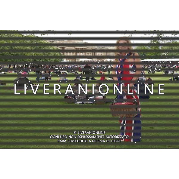  Date: 04/06/2012 Pictured: Suzanne Wilkinson from Liverpool enjoys her picnic in the gardens of Buckingham Palace Caption: Ten thousand people enjoy a picnic in the gardens at Buckingham Palace to mark the Queen\'s Diamond Jubilee. The lucky thousands won their place through a ballot system and will also enjoy the Jubilee concert featuring artists such as Stevie Wonder and Elton John. Westminster, London. ©photoshot/AGENZIA ALDO LIVERANI SAS - ITALY ONLY - REALI INGLESI: La Regina Elisabetta II d\'inghilterra e la famiglia reale durante le celebrazioni del Giubileo di diamante