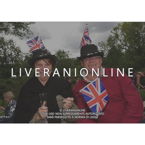  Date: 04/06/2012 Pictured: Fans enjoy their picnic in the gardens of Buckingham Palace Caption: Ten thousand people enjoy a picnic in the gardens at Buckingham Palace to mark the Queen\'s Diamond Jubilee. The lucky thousands won their place through a ballot system and will also enjoy the Jubilee concert featuring artists such as Stevie Wonder and Elton John. Westminster, London. ©photoshot/AGENZIA ALDO LIVERANI SAS - ITALY ONLY - REALI INGLESI: La Regina Elisabetta II d\'inghilterra e la famiglia reale durante le celebrazioni del Giubileo di diamante