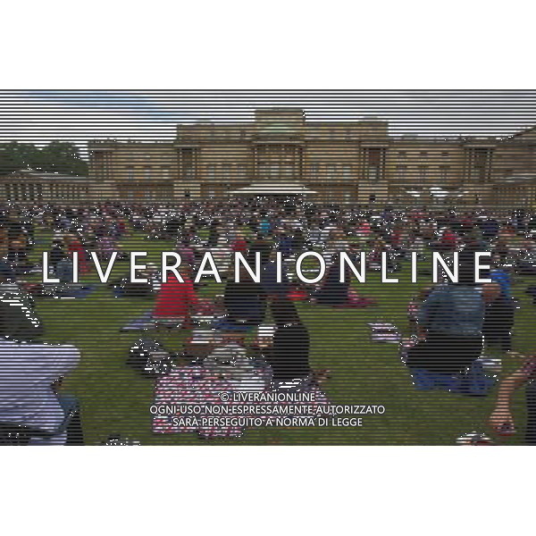  Date: 04/06/2012 Pictured: Fans enjoy their picnic in the gardens of Buckingham Palace Caption: Ten thousand people enjoy a picnic in the gardens at Buckingham Palace to mark the Queen\'s Diamond Jubilee. The lucky thousands won their place through a ballot system and will also enjoy the Jubilee concert featuring artists such as Stevie Wonder and Elton John. Westminster, London. ©photoshot/AGENZIA ALDO LIVERANI SAS - ITALY ONLY - REALI INGLESI: La Regina Elisabetta II d\'inghilterra e la famiglia reale durante le celebrazioni del Giubileo di diamante