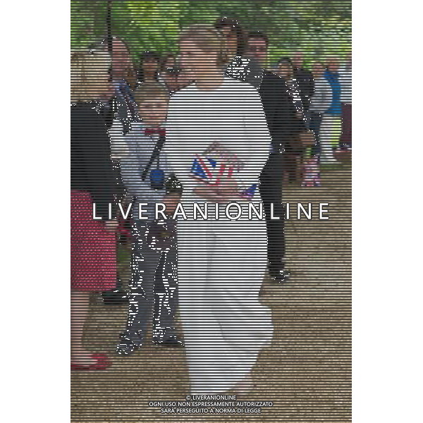  Date: 04/06/2012 Pictured: Sophie, Countess of Wessex greets fans in the gardens of Buckingham Palace Caption: Ten thousand people enjoy a picnic in the gardens at Buckingham Palace to mark the Queen\'s Diamond Jubilee. The lucky thousands won their place through a ballot system and will also enjoy the Jubilee concert featuring artists such as Stevie Wonder and Elton John. Westminster, London. ©photoshot/AGENZIA ALDO LIVERANI SAS - ITALY ONLY - REALI INGLESI: La Regina Elisabetta II d\'inghilterra e la famiglia reale durante le celebrazioni del Giubileo di diamante