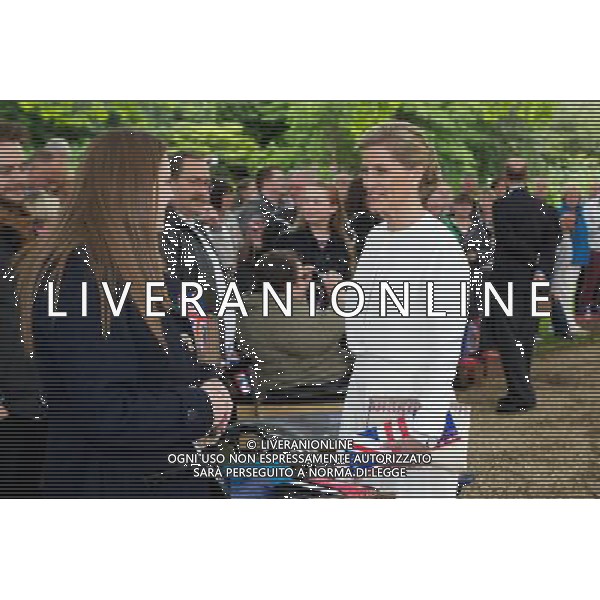  Date: 04/06/2012 Pictured: Sophie, Countess of Wessex (right) greets fans in the gardens of Buckingham Palace Caption: Ten thousand people enjoy a picnic in the gardens at Buckingham Palace to mark the Queen\'s Diamond Jubilee. The lucky thousands won their place through a ballot system and will also enjoy the Jubilee concert featuring artists such as Stevie Wonder and Elton John. Westminster, London. ©photoshot/AGENZIA ALDO LIVERANI SAS - ITALY ONLY - REALI INGLESI: La Regina Elisabetta II d\'inghilterra e la famiglia reale durante le celebrazioni del Giubileo di diamante