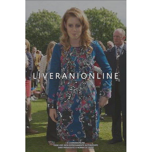  Date: 04/06/2012 Pictured: Princess Beatrice greets crowds in Buckingham Palace Caption: Ten thousand people enjoy a picnic in the gardens at Buckingham Palace to mark the Queen\'s Diamond Jubilee. The lucky thousands won their place through a ballot system and will also enjoy the Jubilee concert featuring artists such as Stevie Wonder and Elton John. Westminster, London. ©photoshot/AGENZIA ALDO LIVERANI SAS - ITALY ONLY - REALI INGLESI: La Regina Elisabetta II d\'inghilterra e la famiglia reale durante le celebrazioni del Giubileo di diamante