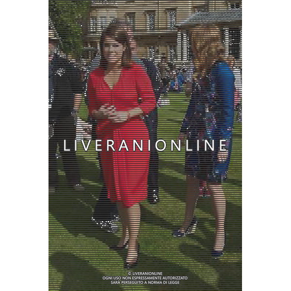  Date: 04/06/2012 Pictured: Princess Eugenie (left) and Princess Beatrice (right) greets crowds in Buckingham Palace Caption: Ten thousand people enjoy a picnic in the gardens at Buckingham Palace to mark the Queen\'s Diamond Jubilee. The lucky thousands won their place through a ballot system and will also enjoy the Jubilee concert featuring artists such as Stevie Wonder and Elton John. Westminster, London. ©photoshot/AGENZIA ALDO LIVERANI SAS - ITALY ONLY - REALI INGLESI: La Regina Elisabetta II d\'inghilterra e la famiglia reale durante le celebrazioni del Giubileo di diamante