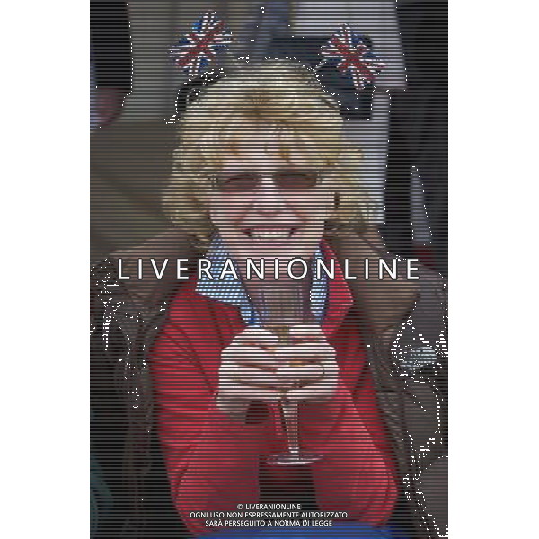  Date: 04/06/2012 Pictured: A lady enjoys a glass of champagne in the gardens of Buckingham Palace Caption: Ten thousand people enjoy a picnic in the gardens at Buckingham Palace to mark the Queen\'s Diamond Jubilee. The lucky thousands won their place through a ballot system and will also enjoy the Jubilee concert featuring artists such as Stevie Wonder and Elton John. Westminster, London. ©photoshot/AGENZIA ALDO LIVERANI SAS - ITALY ONLY - REALI INGLESI: La Regina Elisabetta II d\'inghilterra e la famiglia reale durante le celebrazioni del Giubileo di diamante