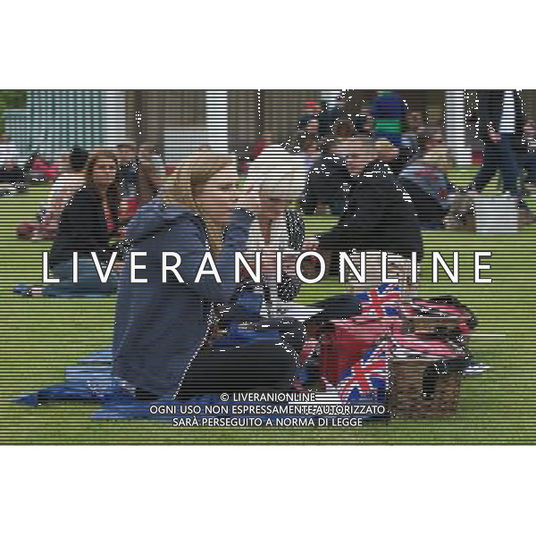  Date: 04/06/2012 Pictured: Royal fans enjoying their picnic hamper Caption: Ten thousand people enjoy a picnic in the gardens at Buckingham Palace to mark the Queen\'s Diamond Jubilee. The lucky thousands won their place through a ballot system and will also enjoy the Jubilee concert featuring artists such as Stevie Wonder and Elton John. Westminster, London. ©photoshot/AGENZIA ALDO LIVERANI SAS - ITALY ONLY - REALI INGLESI: La Regina Elisabetta II d\'inghilterra e la famiglia reale durante le celebrazioni del Giubileo di diamante