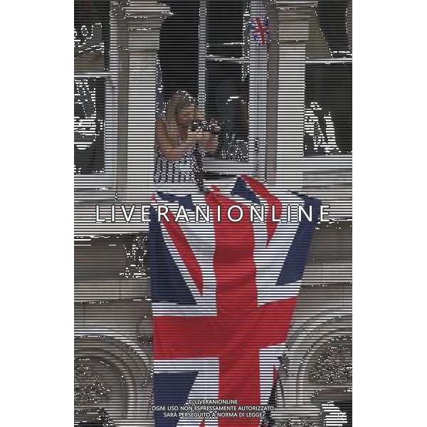  An onlooker in Whitehall before the arrival of the HM Queen at Westminster. Tuesday 5th June 2012 ©photoshot/AGENZIA ALDO LIVERANI SAS - ITALY ONLY - REALI INGLESI: La Regina Elisabetta II d\'inghilterra e la famiglia reale durante le celebrazioni del Giubileo di diamante