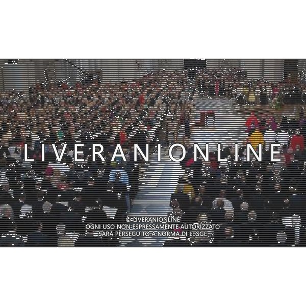 The congregation stand during a national service of thanksgiving to celebrate the QueenÕs Diamond Jubilee at St Paul\'s Cathedral in London on June 5, 2012. Britain\'s Queen Elizabeth II wraps up four days of diamond jubilee celebrations and festivities will conclude with a ceremonial carriage procession in London, a formal contrast to the spectacular pop tribute staged outside Buckingham Palace the day before. ©photoshot/AGENZIA ALDO LIVERANI SAS - ITALY ONLY - REALI INGLESI: La Regina Elisabetta II d\'inghilterra e la famiglia reale durante le celebrazioni del Giubileo di diamante