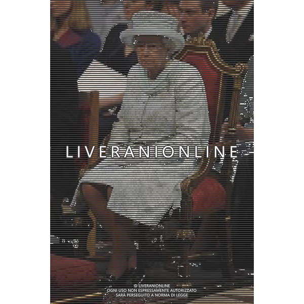 Britain\'s Queen Elizabeth attends a thanksgiving service to mark her Diamond Jubilee at St Paul\'s Cathedral in central London June 5, 2012. Queen Elizabeth began the final day of her Diamond Jubilee celebrations on Tuesday with a solo appearance in church ahead of a horse-drawn procession and a wave from Buckingham Palace. The 86-year-old monarch cut a sombre figure at St Paul\'s, attending one of the few grand state occasions in her life without her husband, after Prince Philip was taken ill with a bladder infection on Monday. TPX IMAGES OF THE DAY) ©photoshot/AGENZIA ALDO LIVERANI SAS - ITALY ONLY - REALI INGLESI: La Regina Elisabetta II d\'inghilterra e la famiglia reale durante le celebrazioni del Giubileo di diamante
