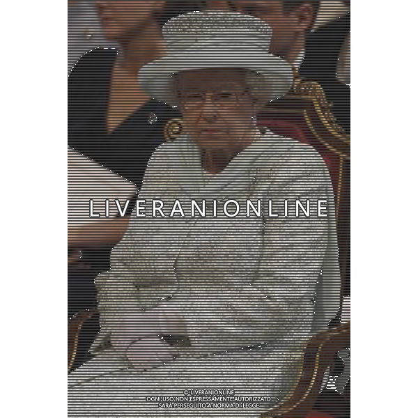 Britain\'s Queen Elizabeth attends a thanksgiving service to mark her Diamond Jubilee at St Paul\'s Cathedral in central London June 5, 2012. Four days of nationwide celebrations during which millions of people have turned out to mark the Queen\'s Diamond Jubilee conclude on Tuesday with a church service and carriage procession through central London. ©photoshot/AGENZIA ALDO LIVERANI SAS - ITALY ONLY - REALI INGLESI: La Regina Elisabetta II d\'inghilterra e la famiglia reale durante le celebrazioni del Giubileo di diamante