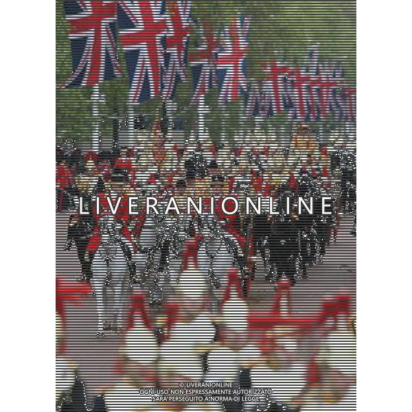 (120605) -- LONDON, June 5, 2012 () -- The carriage procession for Queen Elizabeth II\'s Diamond Jubilee celebration head to the Buckingham Palace, in London, Britain, June 5, 2012. The four-day Diamond Jubilee celebrating the queen\'s 60 years on the throne culminated with a day of celebrations in central London on Tuesday. (/Tang Shi) (zy) ©photoshot/AGENZIA ALDO LIVERANI SAS - ITALY ONLY - REALI INGLESI: La Regina Elisabetta II d\'inghilterra e la famiglia reale durante le celebrazioni del Giubileo di diamante