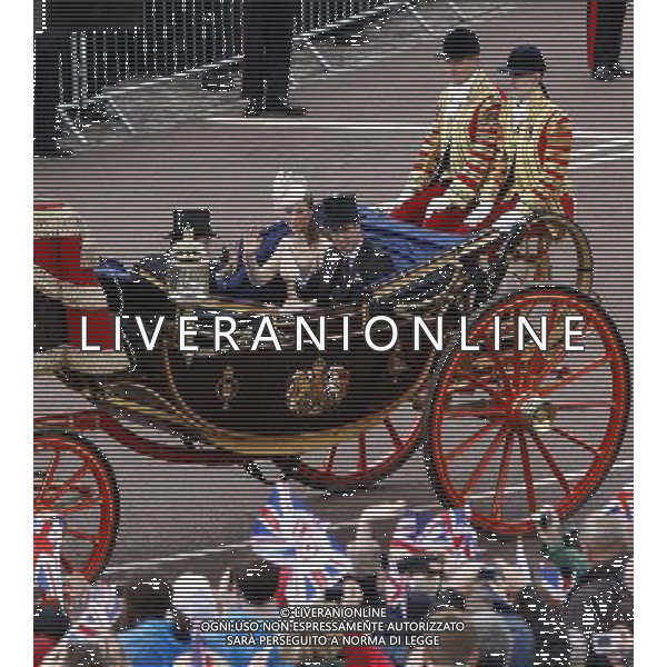 (120605) -- LONDON, June 5, 2012 () -- Prince William, the Duchess of Cambridge and Prince Harry return to the Buckingham Palace by carriage, in London, Britain, June 5, 2012. The four-day Diamond Jubilee celebrating the queen\'s 60 years on the throne culminates with a day of celebrations in central London. (/Wang Lili) (zy) ©photoshot/AGENZIA ALDO LIVERANI SAS - ITALY ONLY - REALI INGLESI: La Regina Elisabetta II d\'inghilterra e la famiglia reale durante le celebrazioni del Giubileo di diamante
