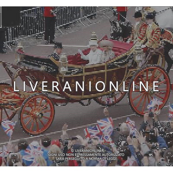 (120605) -- LONDON, June 5, 2012 () -- Queen Elizabeth II, Prince Charles and the Duchess of Cornwall return to the Buckingham Palace by carriage, in London, Britain, June 5, 2012. The four-day Diamond Jubilee celebrating the queen\'s 60 years on the throne culminates with a day of celebrations in central London. (/Wang Lili) (zy) ©photoshot/AGENZIA ALDO LIVERANI SAS - ITALY ONLY - REALI INGLESI: La Regina Elisabetta II d\'inghilterra e la famiglia reale durante le celebrazioni del Giubileo di diamante