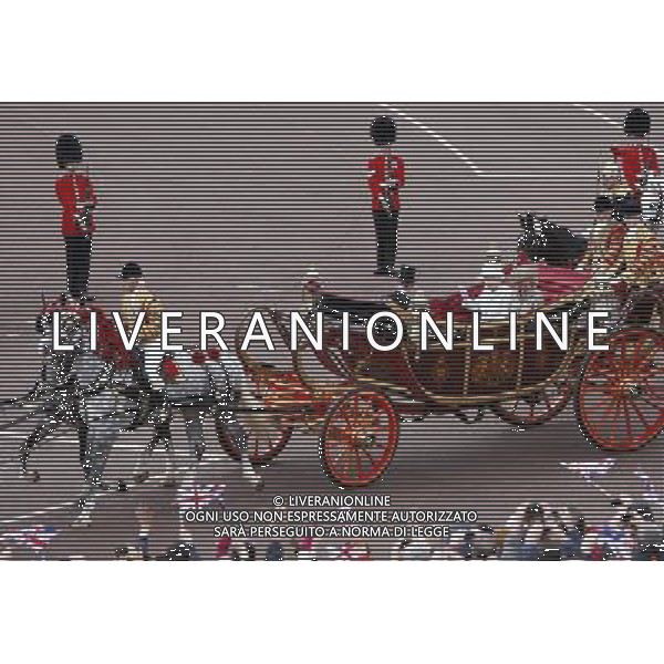 (120605) -- LONDON, June 5, 2012 () -- Queen Elizabeth II, Prince Charles and the Duchess of Cornwall return to the Buckingham Palace by carriage, in London, Britain, June 5, 2012. The four-day Diamond Jubilee celebrating the queen\'s 60 years on the throne culminates with a day of celebrations in central London. (/Wang Lili) (zy) ©photoshot/AGENZIA ALDO LIVERANI SAS - ITALY ONLY - REALI INGLESI: La Regina Elisabetta II d\'inghilterra e la famiglia reale durante le celebrazioni del Giubileo di diamante