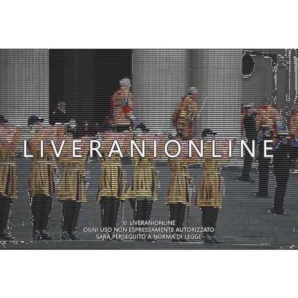 (120605) -- LONDON, June 5, 2012 () -- A band welcome Britain\'s Queen Elizabeth II at the gate of the St. Paul\'s Cathedral in London, Britain, June 5, 2012. The four-day Diamond Jubilee celebrating the queen\'s 60 years on the throne culminated with a day of celebrations in central London on Tuesday. (/Xiang Mei) (zy) ©photoshot/AGENZIA ALDO LIVERANI SAS - ITALY ONLY - REALI INGLESI: La Regina Elisabetta II d\'inghilterra e la famiglia reale durante le celebrazioni del Giubileo di diamante