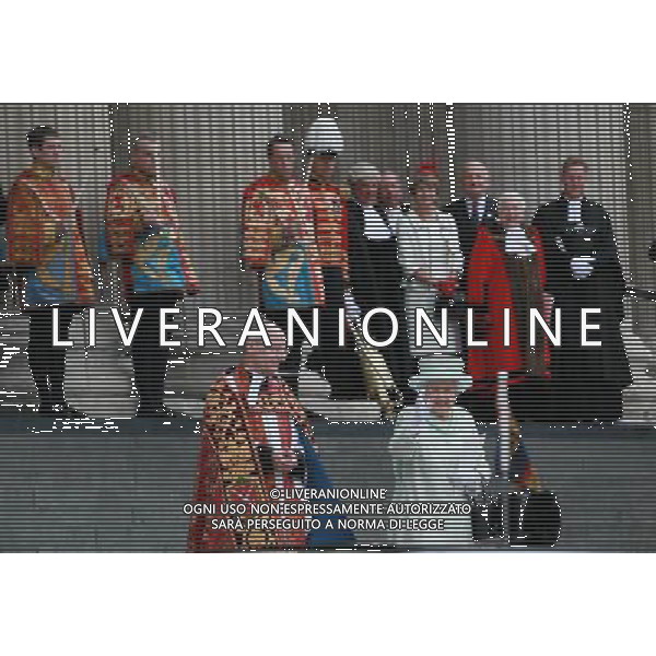 (120605) -- LONDON, June 5, 2012 () -- Britain\'s Queen Elizabeth II (front R) leaves the St. Paul\'s Cathedral in London, Britain, June 5, 2012. The four-day Diamond Jubilee celebrating the queen\'s 60 years on the throne culminated with a day of celebrations in central London on Tuesday. (/Xiang Mei) (zy) ©photoshot/AGENZIA ALDO LIVERANI SAS - ITALY ONLY - REALI INGLESI: La Regina Elisabetta II d\'inghilterra e la famiglia reale durante le celebrazioni del Giubileo di diamante