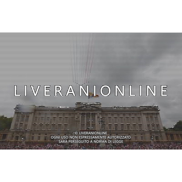 (120605) -- LONDON, June 5, 2012 () -- Britain\'s Queen Elizabeth II and her family appear on the balcony of the Buckingham Palace in London, Britain, June 5, 2012. The four-day Diamond Jubilee celebrating the queen\'s 60 years on the throne culminated with a day of celebrations in central London on Tuesday. (/Yin Gang) (zy) ©photoshot/AGENZIA ALDO LIVERANI SAS - ITALY ONLY - REALI INGLESI: La Regina Elisabetta II d\'inghilterra e la famiglia reale durante le celebrazioni del Giubileo di diamante