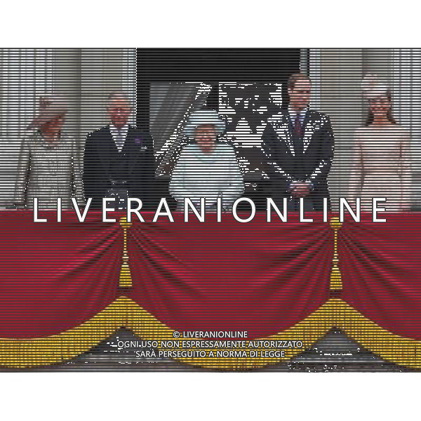 (120605) -- LONDON, June 5, 2012 () -- Britain\'s Queen Elizabeth II (C) and her family appear on the balcony of the Buckingham Palace in London, Britain, June 5, 2012. The four-day Diamond Jubilee celebrating the queen\'s 60 years on the throne culminated with a day of celebrations in central London on Tuesday. (/Yin Gang) (zy) ©photoshot/AGENZIA ALDO LIVERANI SAS - ITALY ONLY - REALI INGLESI: La Regina Elisabetta II d\'inghilterra e la famiglia reale durante le celebrazioni del Giubileo di diamante