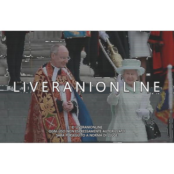 (120606) -- LONDON, June 6, 2012 () -- Britain\'s Queen Elizabeth II (R) leaves the St. Paul\'s Cathedral in London, Britain, June 5, 2012. The four-day Diamond Jubilee celebrating the Queen\'s 60 years on the throne culminated with a day of celebrations in central London on Tuesday. (/Xiang Mei) (srb) ©photoshot/AGENZIA ALDO LIVERANI SAS - ITALY ONLY - REALI INGLESI: La Regina Elisabetta II d\'inghilterra e la famiglia reale durante le celebrazioni del Giubileo di diamante