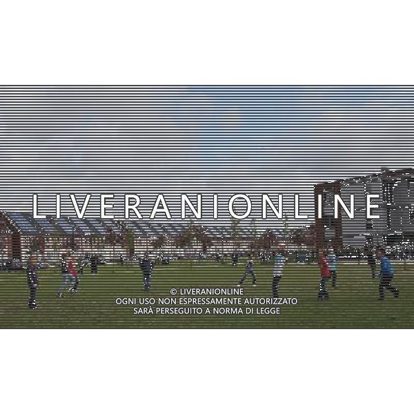 (120606) -- BEIJING, June 6, 2012 () -- Photo taken on May 11, 2012 shows pupils play soccer on the lawn at an elementary school in the City of the Sun community in Heerhugowaard, the Netherlands. City of the Sun, located in Heerhugowaard, north of Amsterdam, capital of the Netherlands, claimed to be the world\'s first and largest carbon-neutral community. The pioneering sustainable housing project has been nominated for the European Urban Planning Award as well as for the Community Sustainability Award from the International City/County Management Association (ICMA) in the United States. City of the Sun, containing some 4,000 residents in 1,500 houses, is entirely energy self-sufficient, creating as much energy as it consumes. All of the dwellings are eco-friendly, featuring solar panels, high-efficiency insulation and heat pumps. Wind turbines situated in the vicinity of the community supply some 7MW of energy, whilst the 50,000 sq meters of solar panels deliver approximately 2.45MW. Besides the sustainable energy sources, the community also uses natural water filtration systems and all homes have water retrieval tanks outside to make use of rainwater. The project contains some 4,000 residents in 1,500 houses.The development has been designed by Dutch architect and urban planner, Ashok Balohtra, who first came up with the idea of a sustainable city almost 20 years ago. One of Balohtra\'s main aims was to create a community that inspired people to lead a more environmental-friendly lifestyle. The name \'City of the Sun\' is a reference to the fact that the majority of the housing is positioned so as to derive maximum yield from solar energy for photovoltaic solar panels (it is also the largest photovoltaic community worldwide). (/Yan Ting) (lr) ©photoshot/AGENZIA ALDO LIVERANI SAS - ITALY ONLY - Pannelli solari fotovoltaici sui tetti delle abitazioni della Citta\' della comunita\' del Sole di Heerhugowaard, a nord di Amsterdam Paesi Bassi in Olanda con circa 4.000 abitanti in 1.500 case, l\'energia e\' interamente autosufficiente, generando energia per ne quanto consuma.