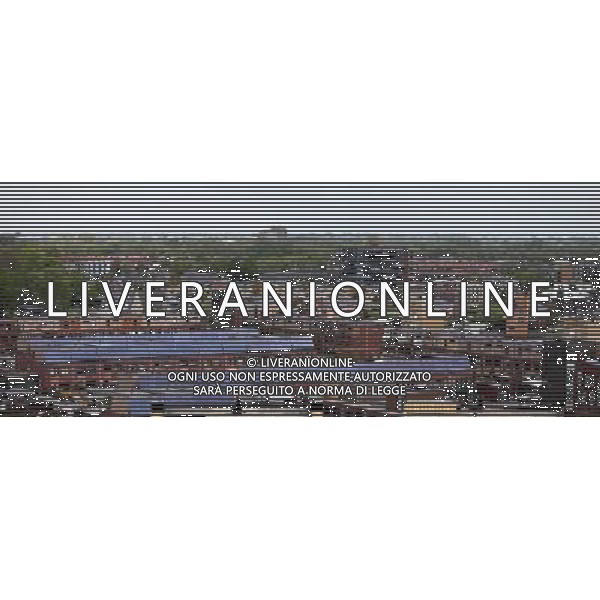 (120606) -- BEIJING, June 6, 2012 () -- Photo taken on May 11, 2012 shows the City of the Sun community in Heerhugowaard, the Netherlands. City of the Sun, located in Heerhugowaard, north of Amsterdam, capital of the Netherlands, claimed to be the world\'s first and largest carbon-neutral community. The pioneering sustainable housing project has been nominated for the European Urban Planning Award as well as for the Community Sustainability Award from the International City/County Management Association (ICMA) in the United States. City of the Sun, containing some 4,000 residents in 1,500 houses, is entirely energy self-sufficient, creating as much energy as it consumes. All of the dwellings are eco-friendly, featuring solar panels, high-efficiency insulation and heat pumps. Wind turbines situated in the vicinity of the community supply some 7MW of energy, whilst the 50,000 sq meters of solar panels deliver approximately 2.45MW. Besides the sustainable energy sources, the community also uses natural water filtration systems and all homes have water retrieval tanks outside to make use of rainwater. The project contains some 4,000 residents in 1,500 houses.The development has been designed by Dutch architect and urban planner, Ashok Balohtra, who first came up with the idea of a sustainable city almost 20 years ago. One of Balohtra\'s main aims was to create a community that inspired people to lead a more environmental-friendly lifestyle. The name \'City of the Sun\' is a reference to the fact that the majority of the housing is positioned so as to derive maximum yield from solar energy for photovoltaic solar panels (it is also the largest photovoltaic community worldwide). (/Yan Ting) (lr) ©photoshot/AGENZIA ALDO LIVERANI SAS - ITALY ONLY - Pannelli solari fotovoltaici sui tetti delle abitazioni della Citta\' della comunita\' del Sole di Heerhugowaard, a nord di Amsterdam Paesi Bassi in Olanda con circa 4.000 abitanti in 1.500 case, l\'energia e\' interamente autosufficiente, generando energia per ne quanto consuma.