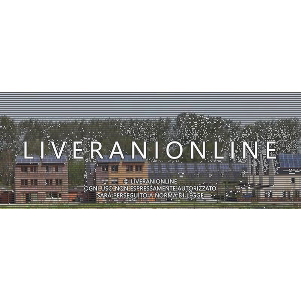 (120606) -- BEIJING, June 6, 2012 () -- Photo taken on May 11, 2012 shows houses equipped with solar panels in the City of the Sun community in Heerhugowaard, the Netherlands. City of the Sun, located in Heerhugowaard, north of Amsterdam, capital of the Netherlands, claimed to be the world\'s first and largest carbon-neutral community. The pioneering sustainable housing project has been nominated for the European Urban Planning Award as well as for the Community Sustainability Award from the International City/County Management Association (ICMA) in the United States. City of the Sun, containing some 4,000 residents in 1,500 houses, is entirely energy self-sufficient, creating as much energy as it consumes. All of the dwellings are eco-friendly, featuring solar panels, high-efficiency insulation and heat pumps. Wind turbines situated in the vicinity of the community supply some 7MW of energy, whilst the 50,000 sq meters of solar panels deliver approximately 2.45MW. Besides the sustainable energy sources, the community also uses natural water filtration systems and all homes have water retrieval tanks outside to make use of rainwater. The project contains some 4,000 residents in 1,500 houses.The development has been designed by Dutch architect and urban planner, Ashok Balohtra, who first came up with the idea of a sustainable city almost 20 years ago. One of Balohtra\'s main aims was to create a community that inspired people to lead a more environmental-friendly lifestyle. The name \'City of the Sun\' is a reference to the fact that the majority of the housing is positioned so as to derive maximum yield from solar energy for photovoltaic solar panels (it is also the largest photovoltaic community worldwide). (/Yan Ting) (lr) ©photoshot/AGENZIA ALDO LIVERANI SAS - ITALY ONLY - Pannelli solari fotovoltaici sui tetti delle abitazioni della Citta\' della comunita\' del Sole di Heerhugowaard, a nord di Amsterdam Paesi Bassi in Olanda con circa 4.000 abitanti in 1.500 case, l\'energia e\' interamente autosufficiente, generando energia per ne quanto consuma.