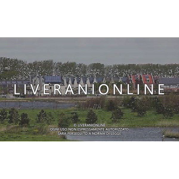 (120606) -- BEIJING, June 6, 2012 () -- Photo taken on May 11, 2012 shows houses equipped with solar panels in the City of the Sun community in Heerhugowaard, the Netherlands. City of the Sun, located in Heerhugowaard, north of Amsterdam, capital of the Netherlands, claimed to be the world\'s first and largest carbon-neutral community. The pioneering sustainable housing project has been nominated for the European Urban Planning Award as well as for the Community Sustainability Award from the International City/County Management Association (ICMA) in the United States. City of the Sun, containing some 4,000 residents in 1,500 houses, is entirely energy self-sufficient, creating as much energy as it consumes. All of the dwellings are eco-friendly, featuring solar panels, high-efficiency insulation and heat pumps. Wind turbines situated in the vicinity of the community supply some 7MW of energy, whilst the 50,000 sq meters of solar panels deliver approximately 2.45MW. Besides the sustainable energy sources, the community also uses natural water filtration systems and all homes have water retrieval tanks outside to make use of rainwater. The project contains some 4,000 residents in 1,500 houses.The development has been designed by Dutch architect and urban planner, Ashok Balohtra, who first came up with the idea of a sustainable city almost 20 years ago. One of Balohtra\'s main aims was to create a community that inspired people to lead a more environmental-friendly lifestyle. The name \'City of the Sun\' is a reference to the fact that the majority of the housing is positioned so as to derive maximum yield from solar energy for photovoltaic solar panels (it is also the largest photovoltaic community worldwide). (/Yan Ting) (lr) ©photoshot/AGENZIA ALDO LIVERANI SAS - ITALY ONLY - Pannelli solari fotovoltaici sui tetti delle abitazioni della Citta\' della comunita\' del Sole di Heerhugowaard, a nord di Amsterdam Paesi Bassi in Olanda con circa 4.000 abitanti in 1.500 case, l\'e