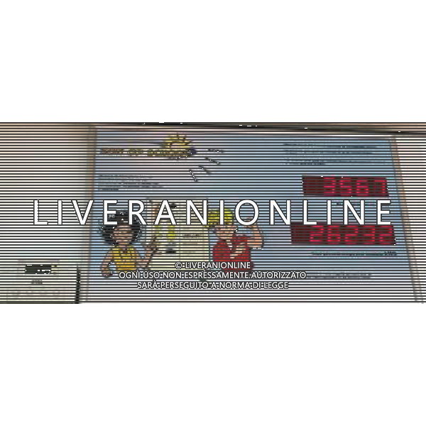 (120606) -- BEIJING, June 6, 2012 () -- Photo taken on May 11, 2012 shows a screen showing the electricity generating amount and consuming amount from solar energy in an elementary school in the City of the Sun community in Heerhugowaard, the Netherlands. City of the Sun, located in Heerhugowaard, north of Amsterdam, capital of the Netherlands, claimed to be the world\'s first and largest carbon-neutral community. The pioneering sustainable housing project has been nominated for the European Urban Planning Award as well as for the Community Sustainability Award from the International City/County Management Association (ICMA) in the United States. City of the Sun, containing some 4,000 residents in 1,500 houses, is entirely energy self-sufficient, creating as much energy as it consumes. All of the dwellings are eco-friendly, featuring solar panels, high-efficiency insulation and heat pumps. Wind turbines situated in the vicinity of the community supply some 7MW of energy, whilst the 50,000 sq meters of solar panels deliver approximately 2.45MW. Besides the sustainable energy sources, the community also uses natural water filtration systems and all homes have water retrieval tanks outside to make use of rainwater. The project contains some 4,000 residents in 1,500 houses.The development has been designed by Dutch architect and urban planner, Ashok Balohtra, who first came up with the idea of a sustainable city almost 20 years ago. One of Balohtra\'s main aims was to create a community that inspired people to lead a more environmental-friendly lifestyle. The name \'City of the Sun\' is a reference to the fact that the majority of the housing is positioned so as to derive maximum yield from solar energy for photovoltaic solar panels (it is also the largest photovoltaic community worldwide). (/Yan Ting) (lr) ©photoshot/AGENZIA ALDO LIVERANI SAS - ITALY ONLY - Pannelli solari fotovoltaici sui tetti delle abitazioni della Citta\' della comunita\' del Sole di Heerhugowaard, a nord di Amsterdam Paesi Bassi in Olanda con circa 4.000 abitanti in 1.500 case, l\'energia e\' interamente autosufficiente, generando energia per ne quanto consuma.