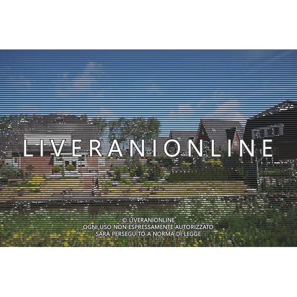 (120606) -- BEIJING, June 6, 2012 () -- Photo taken on May 11, 2012 shows houses equipped with solar panels in the City of the Sun community in Heerhugowaard, the Netherlands. City of the Sun, located in Heerhugowaard, north of Amsterdam, capital of the Netherlands, claimed to be the world\'s first and largest carbon-neutral community. The pioneering sustainable housing project has been nominated for the European Urban Planning Award as well as for the Community Sustainability Award from the International City/County Management Association (ICMA) in the United States. City of the Sun, containing some 4,000 residents in 1,500 houses, is entirely energy self-sufficient, creating as much energy as it consumes. All of the dwellings are eco-friendly, featuring solar panels, high-efficiency insulation and heat pumps. Wind turbines situated in the vicinity of the community supply some 7MW of energy, whilst the 50,000 sq meters of solar panels deliver approximately 2.45MW. Besides the sustainable energy sources, the community also uses natural water filtration systems and all homes have water retrieval tanks outside to make use of rainwater. The project contains some 4,000 residents in 1,500 houses.The development has been designed by Dutch architect and urban planner, Ashok Balohtra, who first came up with the idea of a sustainable city almost 20 years ago. One of Balohtra\'s main aims was to create a community that inspired people to lead a more environmental-friendly lifestyle. The name \'City of the Sun\' is a reference to the fact that the majority of the housing is positioned so as to derive maximum yield from solar energy for photovoltaic solar panels (it is also the largest photovoltaic community worldwide). (/Yan Ting) (lr) ©photoshot/AGENZIA ALDO LIVERANI SAS - ITALY ONLY - Pannelli solari fotovoltaici sui tetti delle abitazioni della Citta\' della comunita\' del Sole di Heerhugowaard, a nord di Amsterdam Paesi Bassi in Olanda con circa 4.000 abitanti in 1.500 case, l\'energia e\' interamente autosufficiente, generando energia per ne quanto consuma.