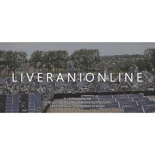 (120606) -- BEIJING, June 6, 2012 () -- Photo taken on May 11, 2012 shows solar panels on roofs in the City of the Sun community in Heerhugowaard, the Netherlands. City of the Sun, located in Heerhugowaard, north of Amsterdam, capital of the Netherlands, claimed to be the world\'s first and largest carbon-neutral community. The pioneering sustainable housing project has been nominated for the European Urban Planning Award as well as for the Community Sustainability Award from the International City/County Management Association (ICMA) in the United States. City of the Sun, containing some 4,000 residents in 1,500 houses, is entirely energy self-sufficient, creating as much energy as it consumes. All of the dwellings are eco-friendly, featuring solar panels, high-efficiency insulation and heat pumps. Wind turbines situated in the vicinity of the community supply some 7MW of energy, whilst the 50,000 sq meters of solar panels deliver approximately 2.45MW. Besides the sustainable energy sources, the community also uses natural water filtration systems and all homes have water retrieval tanks outside to make use of rainwater. The project contains some 4,000 residents in 1,500 houses.The development has been designed by Dutch architect and urban planner, Ashok Balohtra, who first came up with the idea of a sustainable city almost 20 years ago. One of Balohtra\'s main aims was to create a community that inspired people to lead a more environmental-friendly lifestyle. The name \'City of the Sun\' is a reference to the fact that the majority of the housing is positioned so as to derive maximum yield from solar energy for photovoltaic solar panels (it is also the largest photovoltaic community worldwide). (/Yan Ting) (lr) ©photoshot/AGENZIA ALDO LIVERANI SAS - ITALY ONLY - Pannelli solari fotovoltaici sui tetti delle abitazioni della Citta\' della comunita\' del Sole di Heerhugowaard, a nord di Amsterdam Paesi Bassi in Olanda con circa 4.000 abitanti in 1.500 case, l\'energia e\' interamente autosufficiente, generando energia per ne quanto consuma.